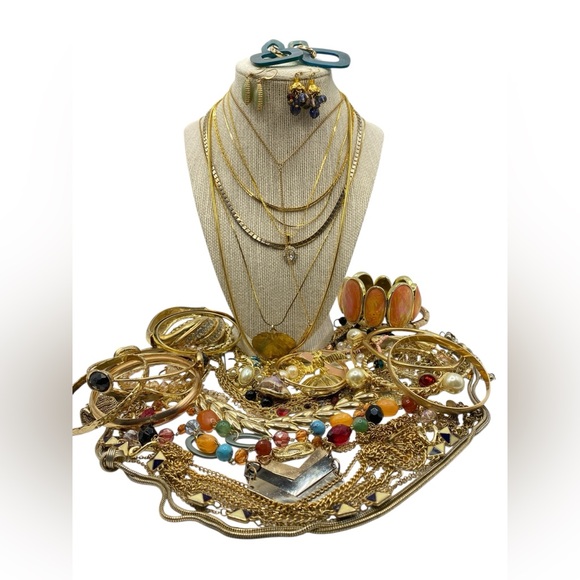 Goldtone Jewelry Bundle Lot Necklaces Earrings Bracelets Brooches - Picture 10 of 14